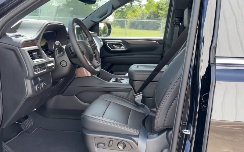 Chevrolet Suburban 2022 in Dubai mall