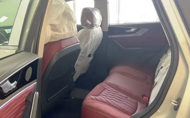 Affordable Hongqi HS5 rental