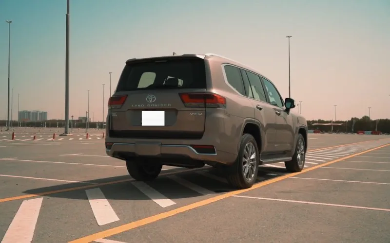 Affordable Toyota Land Cruiser VXR 2023 hire