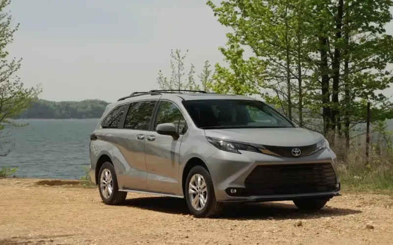 Cheap Toyota Sienna 2023 for rent Dubai