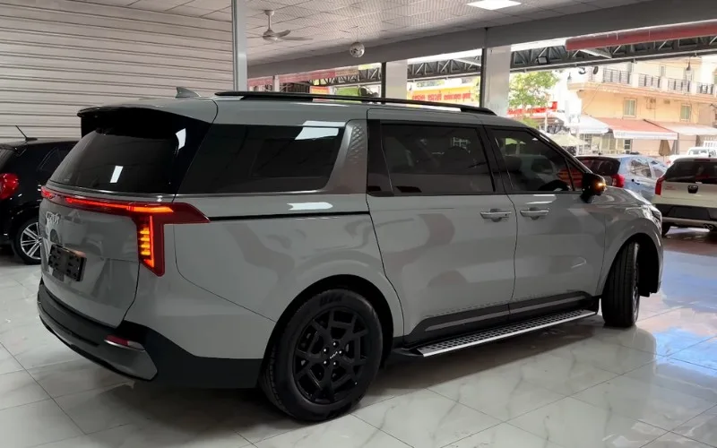 Kia Carnival 2024 with driver