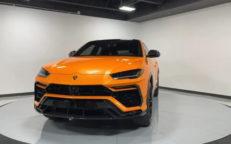 Lamborghini Urus 2022 Graphite Capsule with driver