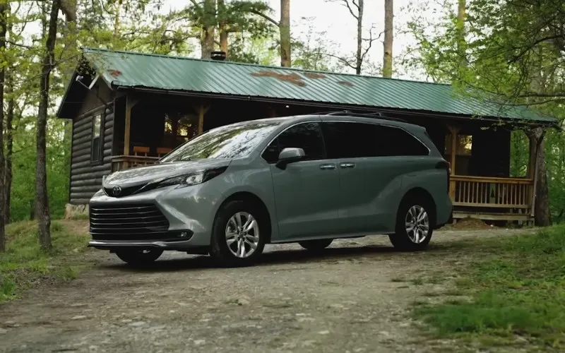 Self drive Toyota Sienna 2023 Dubai