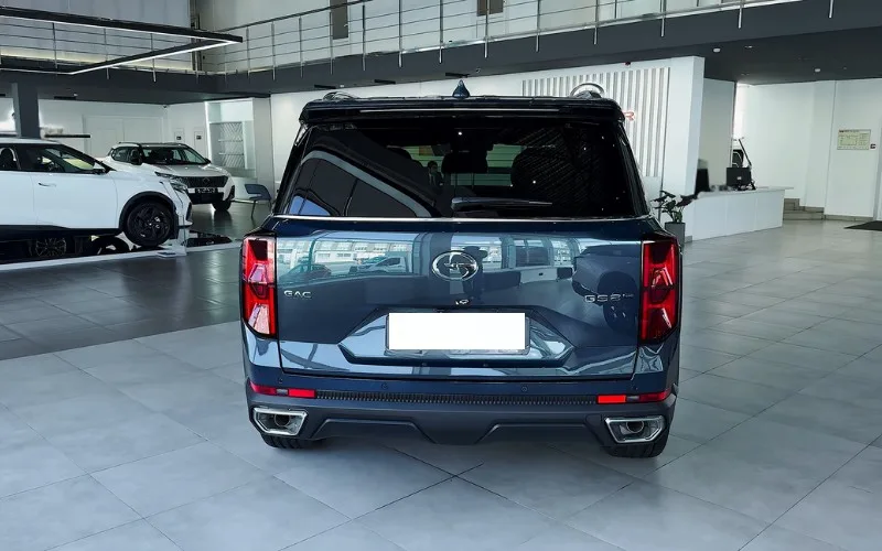 GAC GS8 SUV with driver Dubai