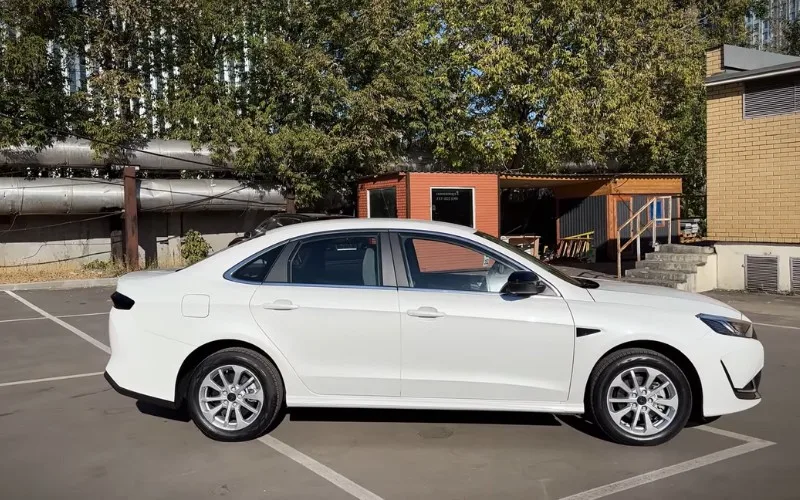 Kaiyi E5 sedan for rent