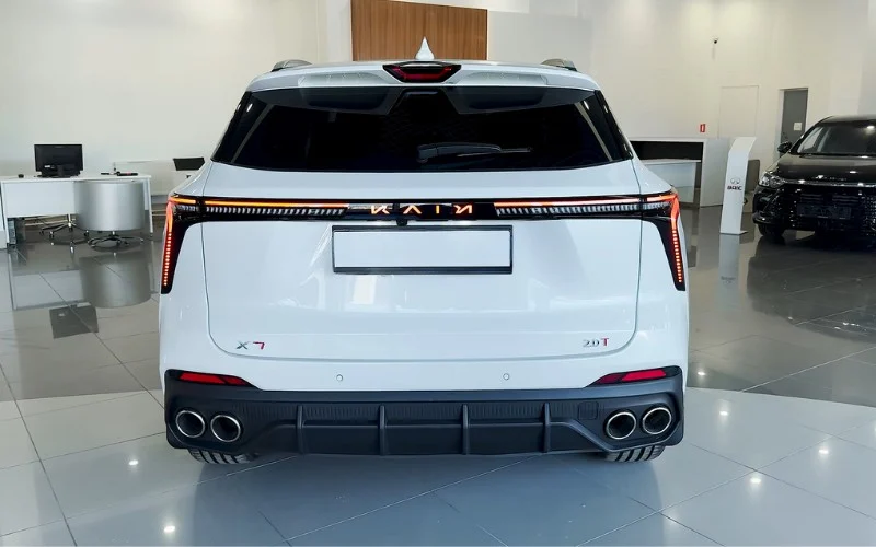 Kaiyi X7 2025 with driver