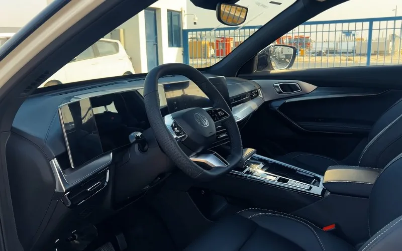 SUV rental Dubai MG 1