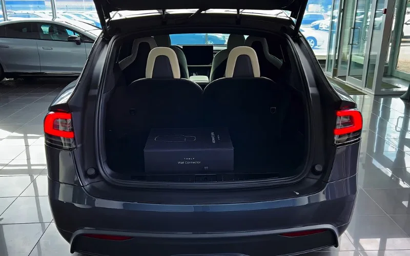 Tesla Model X Plaid 2023 airport pickup Dubai