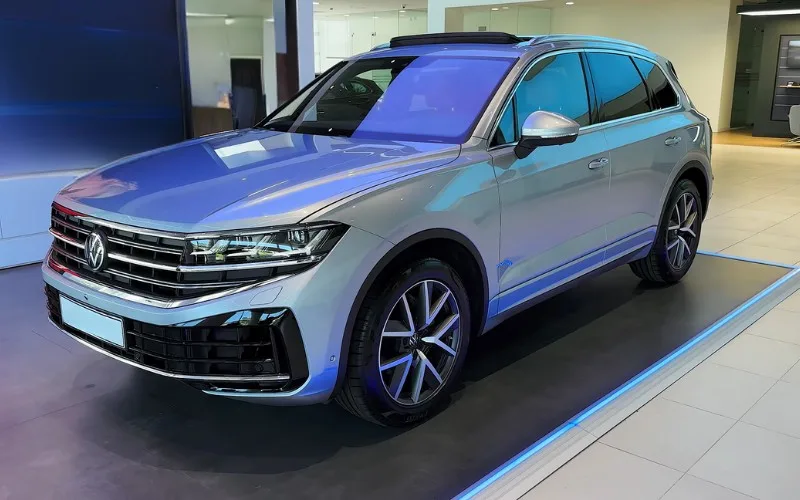 Volkswagen Touareg 2024 airport pickup Dubai