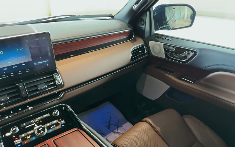 Lincoln Navigator 2024 in Dubai Mall