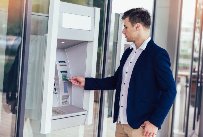 How to Do an ATM Check and Check ATM Balance in Dubai? 1 Check-Balance-With-ATM-Machine