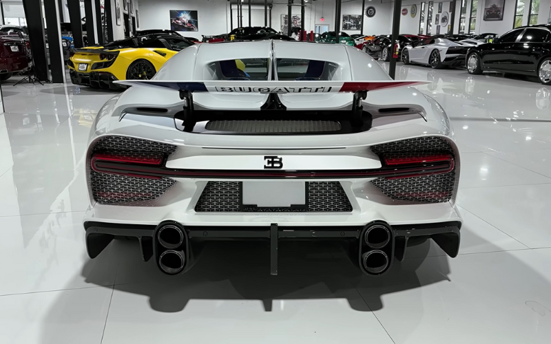 Hire Buggati Chiron in Dubai Mall